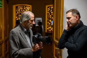 Wystawa: Zamyślniki i inne znaki przestankowe - Na pierwszym planie autor wystawy Marek Kucharczyk i Tomasz Kapturkiewicz Dyrektor Tarnowskiego Centrum Kultury.