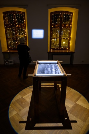 Wystawa: Zamyślniki i inne znaki przestankowe - Na pierwszym planie fotoobiekt autorska Marka Kucharczyka.