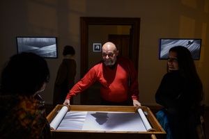 Wystawa: Zamyślniki i inne znaki przestankowe - Publiczność oglądająca fotografie na wystawie.