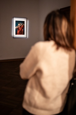 Wystawa: ON - Publiczność oglądająca fotografie na wystawie.