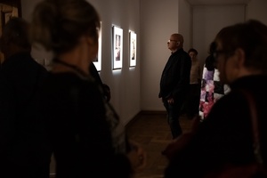 Wystawa: ON - Publiczność oglądająca fotografie na wystawie.