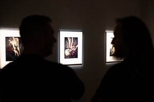 Wystawa: ON - Publiczność oglądająca fotografie na wystawie.