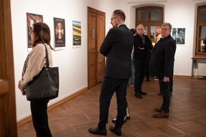 Wystawa: ON - Publiczność oglądająca plakaty na wystawie.