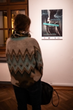 Wystawa: ON - Publiczność oglądająca plakaty na wystawie.