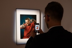 Wystawa: ON - Publiczność oglądająca fotografie na wystawie.