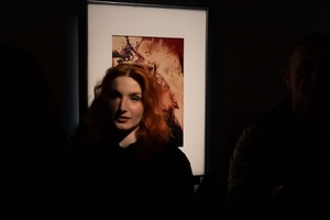 Wystawa: ON - Publiczność na tle fotografii, prezentowanej na wystawie.