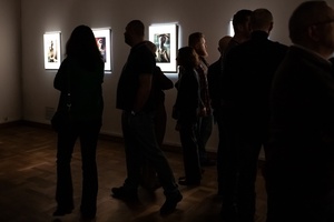 Wystawa: ON - Publiczność oglądająca fotografie na wystawie.