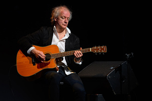 Koncert: Soyka Kwartet - Na scenie gitarzysta Soyka Kwartet Przemysław Greger