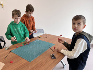 Ferie w Domu Kultury Westerplatte - Na fotografii przedstawione są dzieci uczestniczące w zajęciach integracyjnych, rozwijających umiejętności i kreatywność poprzez zabawę, ruch oraz tworzenie prac plastycznych.