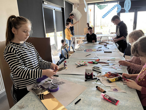 Ferie w Domu Kultury Westerplatte - Na fotografii przedstawione są dzieci uczestniczące w zajęciach integracyjnych, rozwijających umiejętności i kreatywność poprzez zabawę, ruch oraz tworzenie prac plastycznych.