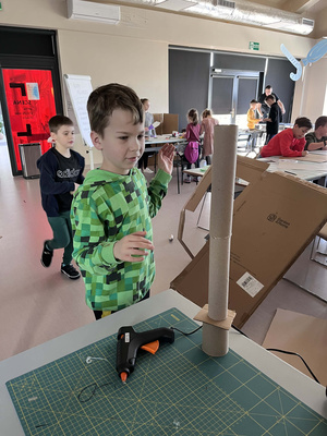 Ferie w Domu Kultury Westerplatte - Na fotografii przedstawione są dzieci uczestniczące w zajęciach integracyjnych, rozwijających umiejętności i kreatywność poprzez zabawę, ruch oraz tworzenie prac plastycznych.