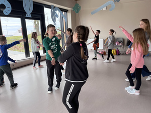 Ferie w Domu Kultury Westerplatte - Na fotografii przedstawione są dzieci uczestniczące w zajęciach integracyjnych, rozwijających umiejętności i kreatywność poprzez zabawę, ruch oraz tworzenie prac plastycznych.