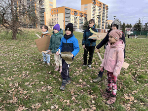 Ferie w Domu Kultury Westerplatte - Na fotografii przedstawione są dzieci uczestniczące w zajęciach integracyjnych, rozwijających umiejętności i kreatywność poprzez zabawę, ruch oraz tworzenie prac plastycznych.