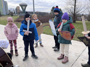 Ferie w Domu Kultury Westerplatte - Na fotografii przedstawione są dzieci uczestniczące w zajęciach integracyjnych, rozwijających umiejętności i kreatywność poprzez zabawę, ruch oraz tworzenie prac plastycznych.