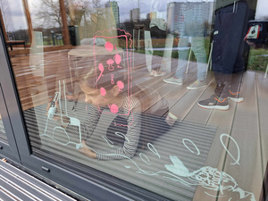 Ferie w Domu Kultury Westerplatte - Na fotografii przedstawione są dzieci uczestniczące w zajęciach integracyjnych, rozwijających umiejętności i kreatywność poprzez zabawę, ruch oraz tworzenie prac plastycznych.