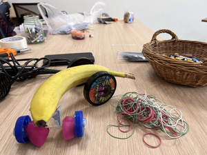 Ferie w Domu Kultury Westerplatte - Na fotografii przedstawione są dzieci uczestniczące w zajęciach integracyjnych, rozwijających umiejętności i kreatywność poprzez zabawę, ruch oraz tworzenie prac plastycznych.