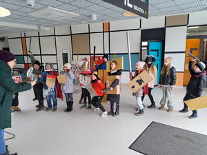 Ferie w Domu Kultury Westerplatte - Na fotografii przedstawione są dzieci uczestniczące w zajęciach integracyjnych, rozwijających umiejętności i kreatywność poprzez zabawę, ruch oraz tworzenie prac plastycznych.