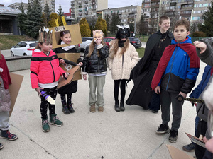 Ferie w Domu Kultury Westerplatte - Na fotografii przedstawione są dzieci uczestniczące w zajęciach integracyjnych, rozwijających umiejętności i kreatywność poprzez zabawę, ruch oraz tworzenie prac plastycznych.