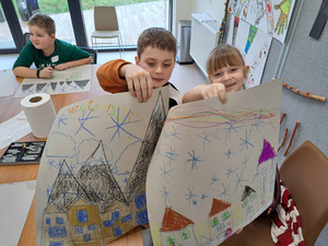 Ferie w Domu Kultury Westerplatte - Na fotografii przedstawione są dzieci uczestniczące w zajęciach integracyjnych, rozwijających umiejętności i kreatywność poprzez zabawę, ruch oraz tworzenie prac plastycznych.