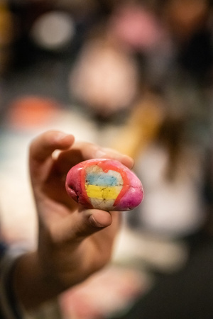 Filmowe ferie w kinie Marzenie - Na fotografii widzimy grupę dzieci na scenie przed ekranem, podczas animacji poprzedzających projekcje filmowe w ramach cyklu "Filmowe ferie".