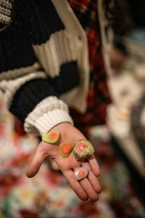 Filmowe ferie w kinie Marzenie - Na fotografii widzimy grupę dzieci na scenie przed ekranem, podczas animacji poprzedzających projekcje filmowe w ramach cyklu "Filmowe ferie".