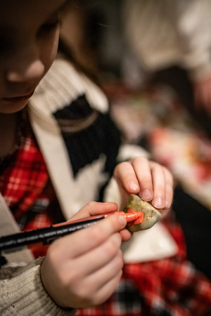 Filmowe ferie w kinie Marzenie - Na fotografii widzimy grupę dzieci na scenie przed ekranem, podczas animacji poprzedzających projekcje filmowe w ramach cyklu "Filmowe ferie".