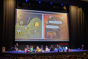 Filmowe ferie w kinie Marzenie - Na fotografii widzimy grupę dzieci na scenie przed ekranem, podczas animacji poprzedzających projekcje filmowe w ramach cyklu "Filmowe ferie".