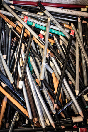 Artystyczne Ferie - tydzień I - Na zdjęciu przedstawione narzędzia wykorzystywane podczas warsztatów.