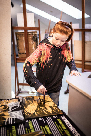 Artystyczne Ferie - tydzień I - Na zdjęciu przedstawione są dzieci uczestniczące w warsztatach plastycznych, skupione na malowaniu i rysowaniu. Widoczne są również osoby prowadzące, które instruują i inspirują młodych uczestników, zachęcając ich do twórczej ekspresji