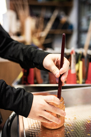 Artystyczne Ferie - tydzień I - Na zdjęciu przedstawione są dzieci uczestniczące w warsztatach plastycznych, skupione na malowaniu i rysowaniu. Widoczne są również osoby prowadzące, które instruują i inspirują młodych uczestników, zachęcając ich do twórczej ekspresji