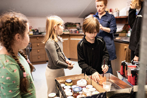 Artystyczne Ferie - tydzień I - Na zdjęciu przedstawione są dzieci uczestniczące w warsztatach plastycznych, skupione na malowaniu i rysowaniu. Widoczne są również osoby prowadzące, które instruują i inspirują młodych uczestników, zachęcając ich do twórczej ekspresji