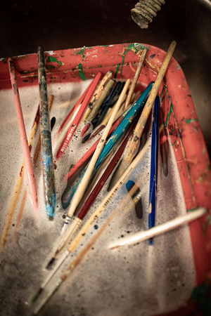 Artystyczne Ferie - tydzień I - Na zdjęciu przedstawione są dzieci uczestniczące w warsztatach plastycznych, skupione na malowaniu i rysowaniu. Widoczne są również osoby prowadzące, które instruują i inspirują młodych uczestników, zachęcając ich do twórczej ekspresji