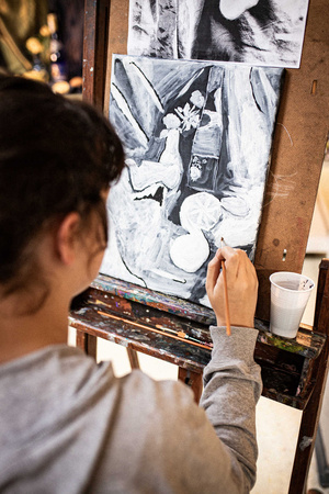 Artystyczne Ferie - tydzień I - Na zdjęciu przedstawione są dzieci uczestniczące w warsztatach plastycznych, skupione na malowaniu i rysowaniu. Widoczne są również osoby prowadzące, które instruują i inspirują młodych uczestników, zachęcając ich do twórczej ekspresji