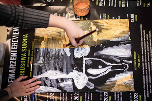 Artystyczne Ferie - tydzień I - Na zdjęciu przedstawione są dzieci uczestniczące w warsztatach plastycznych, skupione na malowaniu i rysowaniu. Widoczne są również osoby prowadzące, które instruują i inspirują młodych uczestników, zachęcając ich do twórczej ekspresji