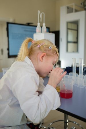 Naukowe Ferie w Pasażu Odkryć - Na zdjęciu przedstawieni są uczestnicy – dzieci i młodzież – zaangażowani w aktywności edukacyjne w różnych pracowniach naukowych, takich jak chemiczna, stolarska, planetarium oraz informatyczna. Widoczne są sceny, gdzie uczą się i przeprowadzają eksperymenty pod nadzorem instruktorów.