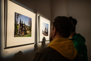 Wernisaże dzień po dniu: Paweł Wadas / Krzysztof Madej - Zdjęcie z otwarcia wystawy w Galerii TCK. Przedstawia uczestników wernisażu, skupionych w oglądaniu prac i rozmowach z autorami. Fotografia ukazuje dynamiczną atmosferę wydarzenia.