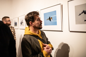 Wernisaże dzień po dniu: Paweł Wadas / Krzysztof Madej - Zdjęcie z otwarcia wystawy w Galerii TCK. Przedstawia uczestników wernisażu, skupionych w oglądaniu prac i rozmowach z autorami. Fotografia ukazuje dynamiczną atmosferę wydarzenia.