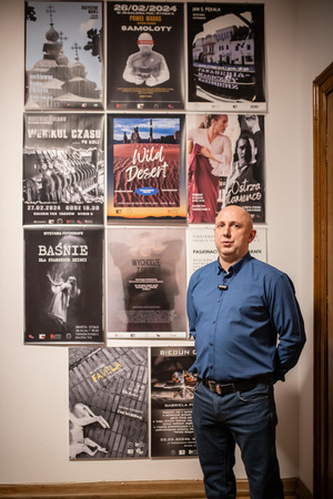 Wernisaże dzień po dniu: Paweł Wadas / Krzysztof Madej - Zdjęcie z otwarcia wystawy w Galerii TCK. Przedstawia uczestników wernisażu, skupionych w oglądaniu prac i rozmowach z autorami. Fotografia ukazuje dynamiczną atmosferę wydarzenia.