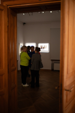 Wernisaże dzień po dniu: Paweł Wadas / Krzysztof Madej - Zdjęcie z otwarcia wystawy w Galerii TCK. Przedstawia uczestników wernisażu, skupionych w oglądaniu prac i rozmowach z autorami. Fotografia ukazuje dynamiczną atmosferę wydarzenia.