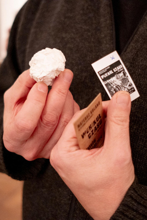 Wernisaże dzień po dniu: Jan Pękala / Mateusz Kolano - Zdjęcie z otwarcia wystawy w Galerii TCK. Przedstawia uczestników wernisażu, skupionych w oglądaniu prac i rozmowach z autorami. Fotografia ukazuje dynamiczną atmosferę wydarzenia.