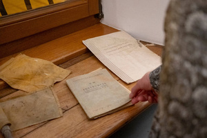 Wernisaże dzień po dniu: Jan Pękala / Mateusz Kolano - Zdjęcie z otwarcia wystawy w Galerii TCK. Przedstawia uczestników wernisażu, skupionych w oglądaniu prac i rozmowach z autorami. Fotografia ukazuje dynamiczną atmosferę wydarzenia.