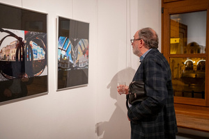 Wernisaże dzień po dniu: Jan Pękala / Mateusz Kolano - Zdjęcie z otwarcia wystawy w Galerii TCK. Przedstawia uczestników wernisażu, skupionych w oglądaniu prac i rozmowach z autorami. Fotografia ukazuje dynamiczną atmosferę wydarzenia.