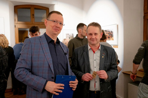 Wernisaże dzień po dniu: Jan Pękala / Mateusz Kolano - Zdjęcie z otwarcia wystawy w Galerii TCK. Przedstawia uczestników wernisażu, skupionych w oglądaniu prac i rozmowach z autorami. Fotografia ukazuje dynamiczną atmosferę wydarzenia.