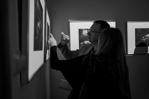 Zdjęcie z otwarcia wystawy w Galerii TCK. Przedstawia uczestników wernisażu, skupionych w oglądaniu prac i rozmowach z autorami. Fotografia ukazuje dynamiczną atmosferę wydarzenia.