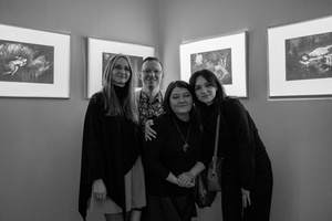 Wernisaże dzień po dniu: Agnieszka Hołda-Myśliwiec / Marta Sysło - Zdjęcie z otwarcia wystawy w Galerii TCK. Przedstawia uczestników wernisażu, skupionych w oglądaniu prac i rozmowach z autorami. Fotografia ukazuje dynamiczną atmosferę wydarzenia.