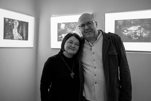 Wernisaże dzień po dniu: Agnieszka Hołda-Myśliwiec / Marta Sysło - Zdjęcie z otwarcia wystawy w Galerii TCK. Przedstawia uczestników wernisażu, skupionych w oglądaniu prac i rozmowach z autorami. Fotografia ukazuje dynamiczną atmosferę wydarzenia.