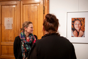 Wernisaże dzień po dniu: Agnieszka Hołda-Myśliwiec / Marta Sysło - Zdjęcie z otwarcia wystawy w Galerii TCK. Przedstawia uczestników wernisażu, skupionych w oglądaniu prac i rozmowach z autorami. Fotografia ukazuje dynamiczną atmosferę wydarzenia.