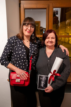 Wernisaże dzień po dniu: Agnieszka Hołda-Myśliwiec / Marta Sysło - Zdjęcie z otwarcia wystawy w Galerii TCK. Przedstawia uczestników wernisażu, skupionych w oglądaniu prac i rozmowach z autorami. Fotografia ukazuje dynamiczną atmosferę wydarzenia.