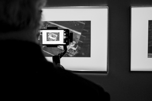 Zdjęcie z otwarcia wystawy w Galerii TCK. Przedstawia uczestników wernisażu, skupionych w oglądaniu prac i rozmowach z autorami. Fotografia ukazuje dynamiczną atmosferę wydarzenia.