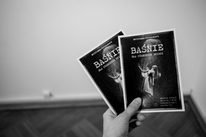 Wernisaże dzień po dniu: Agnieszka Hołda-Myśliwiec / Marta Sysło - Zdjęcie z otwarcia wystawy w Galerii TCK. Przedstawia uczestników wernisażu, skupionych w oglądaniu prac i rozmowach z autorami. Fotografia ukazuje dynamiczną atmosferę wydarzenia.